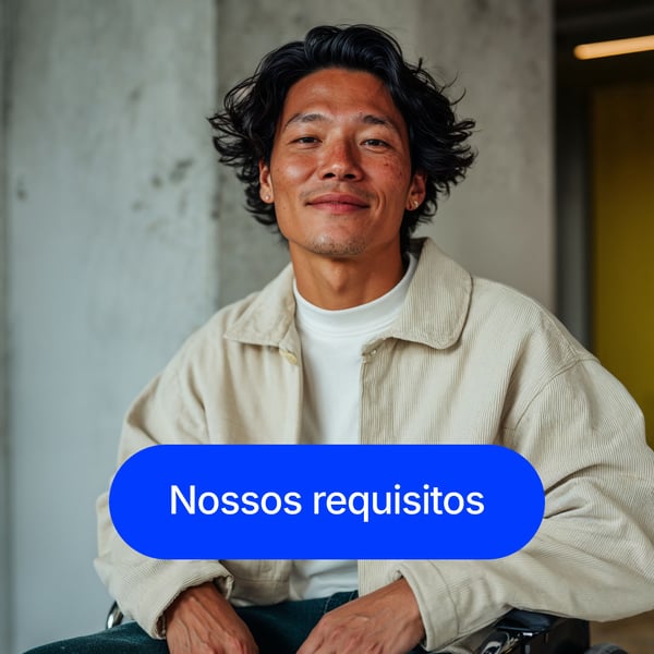 Homem asiático, cadeirante, com cabelos lisos e pretos com um meio sorriso. Ao centro, o título: Nossos requisitos.