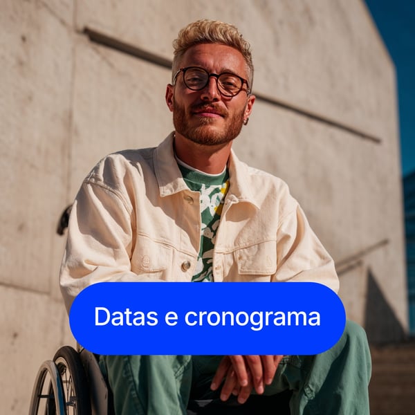 Homem branco, loiro, usando óculos com hastes pretas e cadeirante. Ao centro, o título: Datas e cronograma.