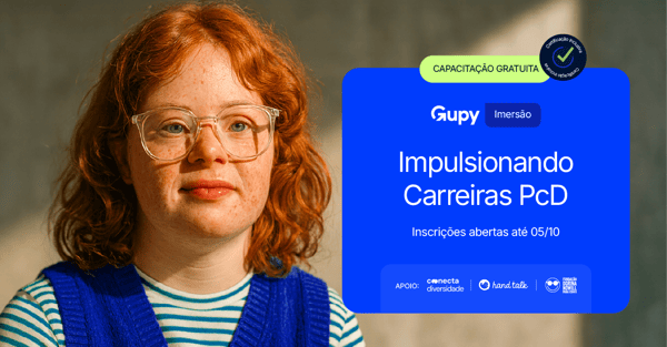 Mulher ruiva, com Síndrome de Down e usando óculos de hastes transparentes.